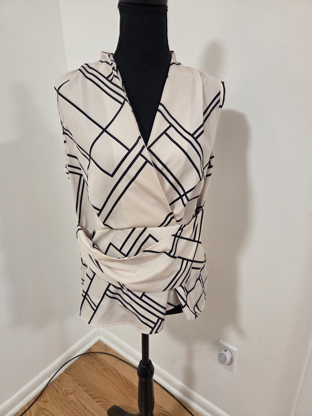 SHEIN Cream Sleeveless Wrap Top with Black Geometric Lines